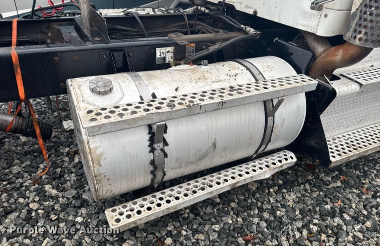 image for item YA0138 2017 Kenworth T880 semi truck