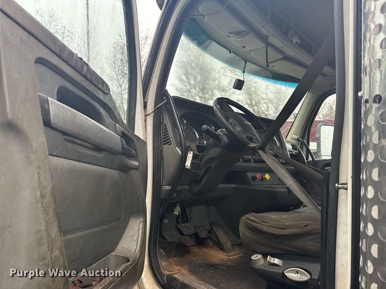 image for item YA0138 2017 Kenworth T880 semi truck