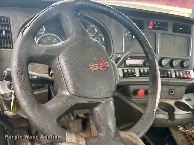 image for item YA0138 2017 Kenworth T880 semi truck