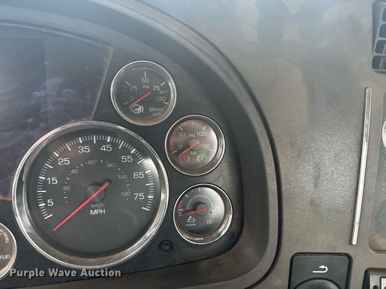 image for item YA0138 2017 Kenworth T880 semi truck