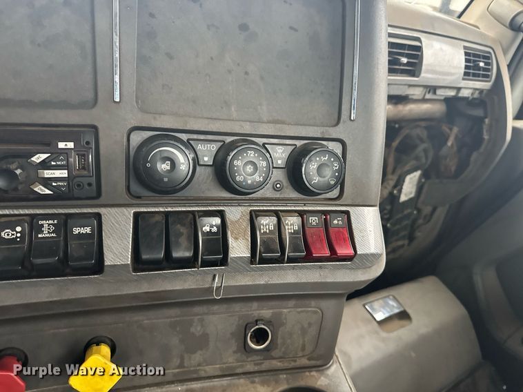 image for item YA0138 2017 Kenworth T880 semi truck