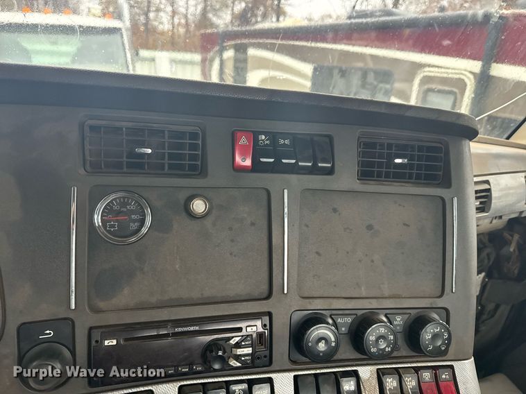 image for item YA0138 2017 Kenworth T880 semi truck