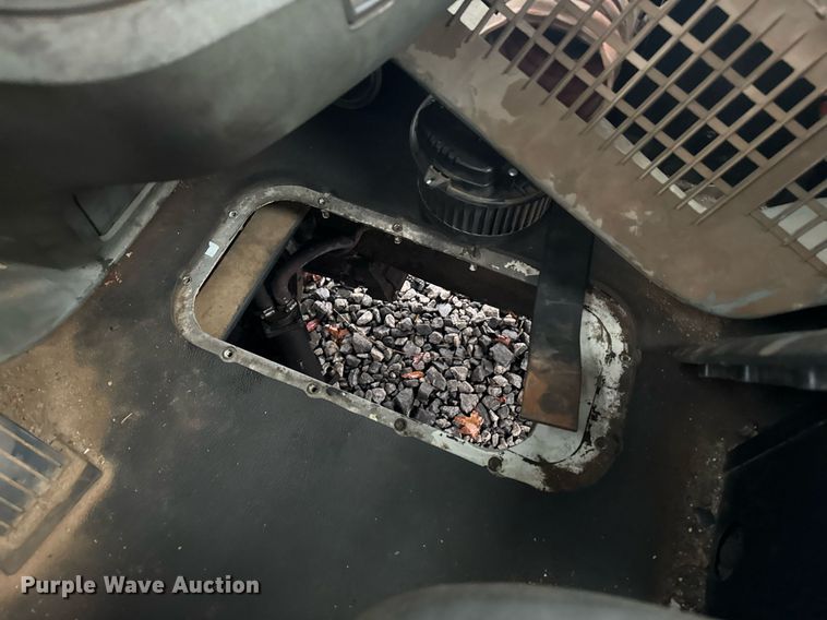 image for item YA0138 2017 Kenworth T880 semi truck