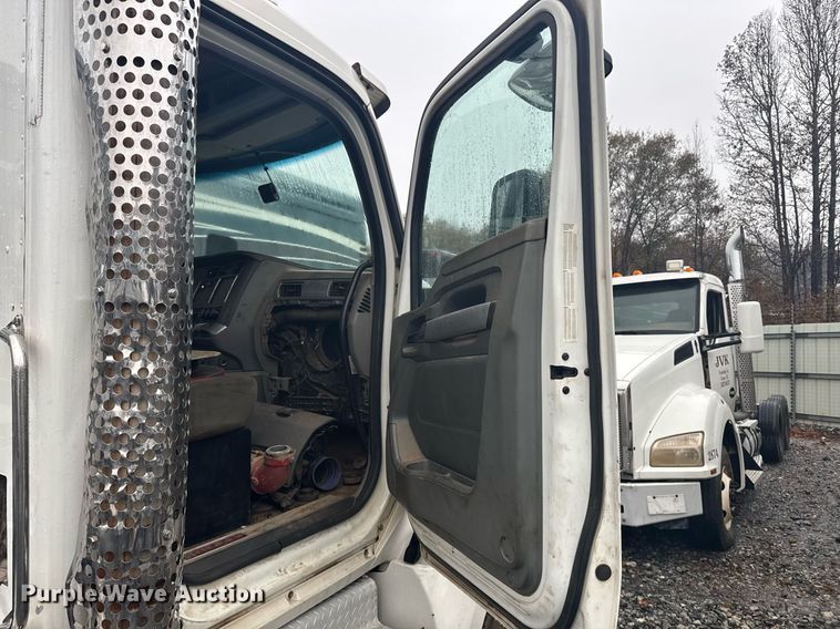 image for item YA0138 2017 Kenworth T880 semi truck