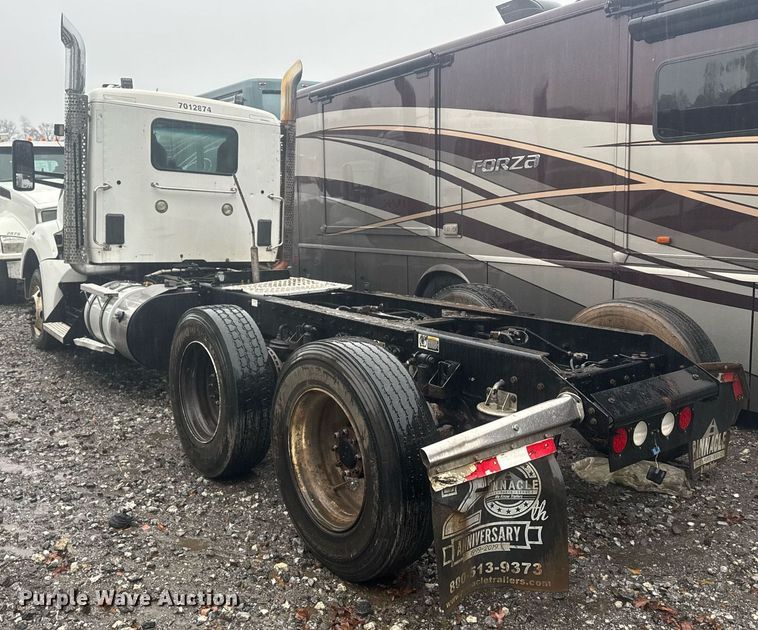 image for item YA0150 2017 Kenworth T880 semi truck