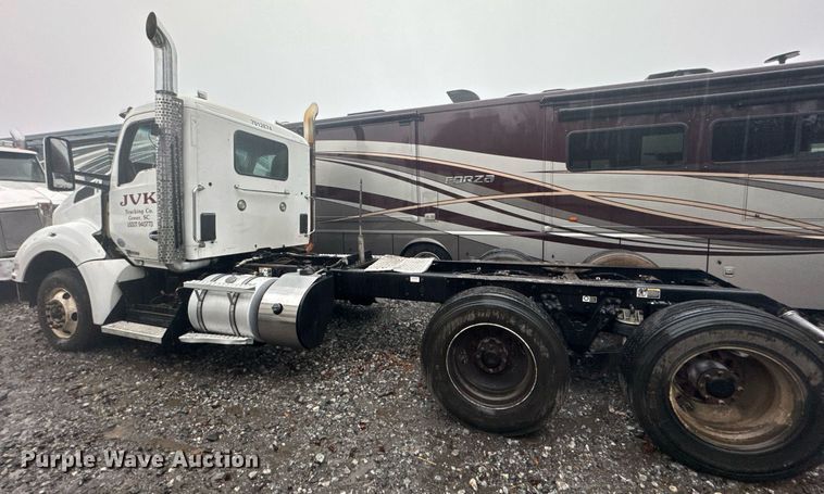 image for item YA0150 2017 Kenworth T880 semi truck