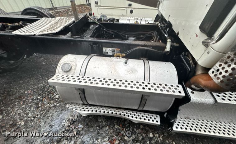 image for item YA0150 2017 Kenworth T880 semi truck