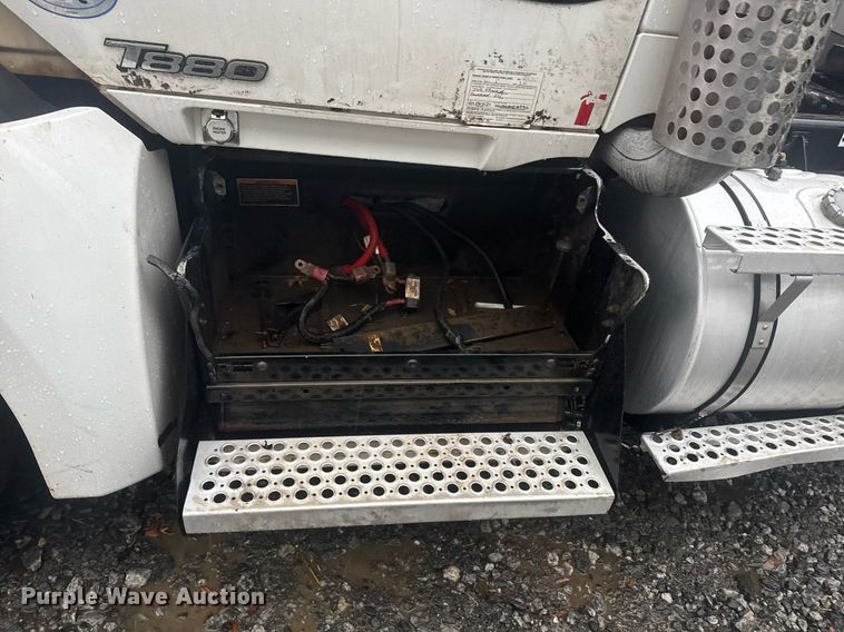 image for item YA0150 2017 Kenworth T880 semi truck