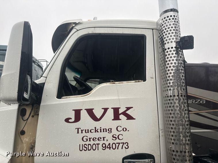 image for item YA0150 2017 Kenworth T880 semi truck