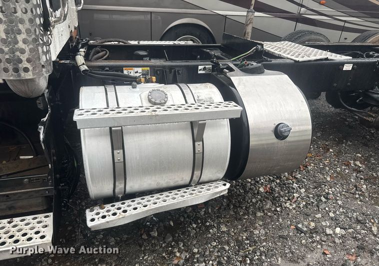 image for item YA0150 2017 Kenworth T880 semi truck