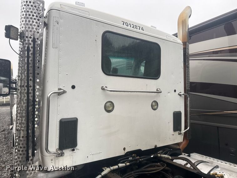 image for item YA0150 2017 Kenworth T880 semi truck