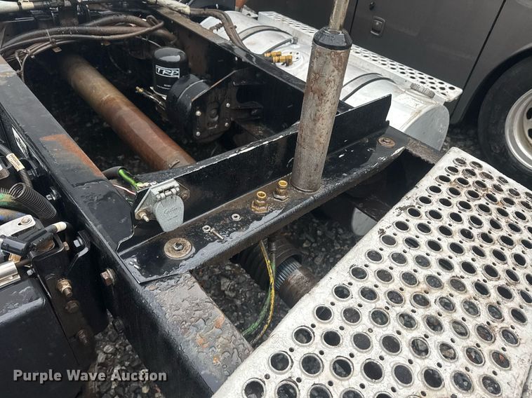 image for item YA0150 2017 Kenworth T880 semi truck