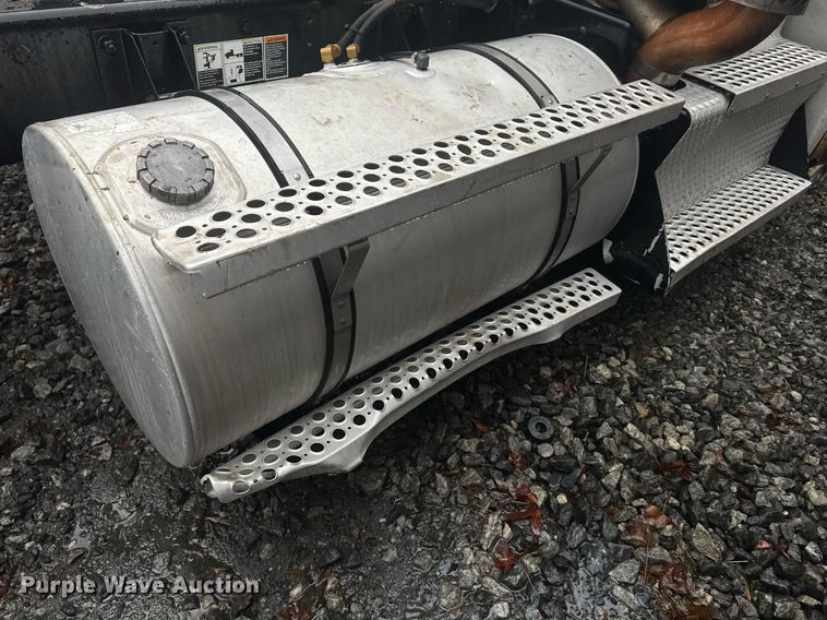 image for item YA0150 2017 Kenworth T880 semi truck