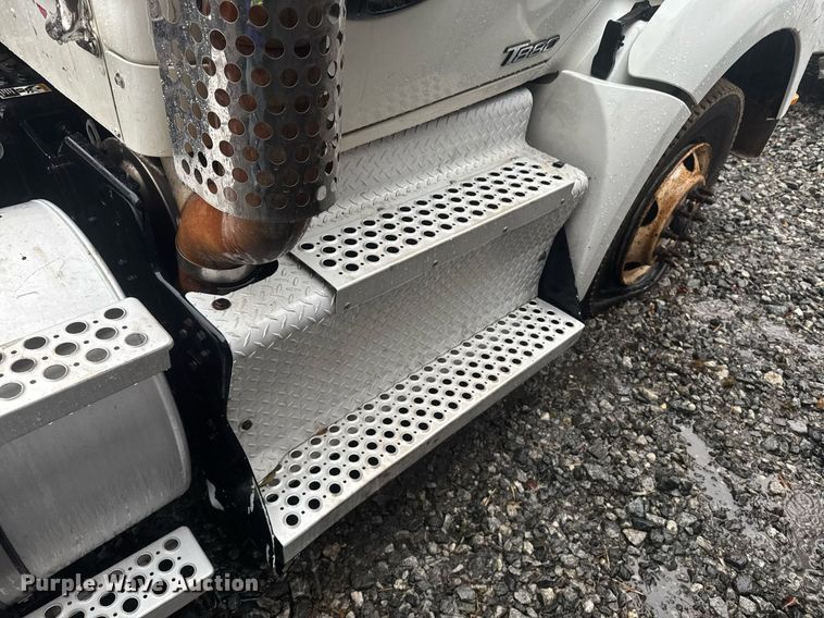 image for item YA0150 2017 Kenworth T880 semi truck