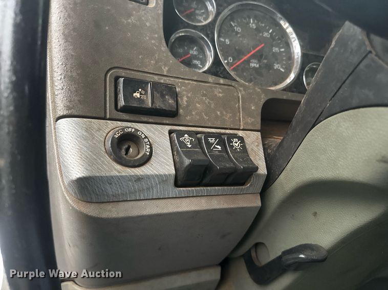 image for item YA0150 2017 Kenworth T880 semi truck