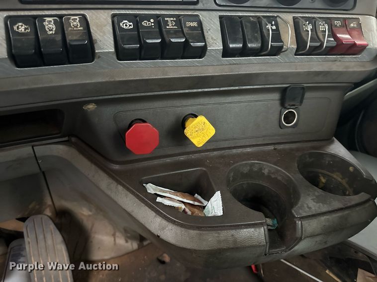 image for item YA0150 2017 Kenworth T880 semi truck