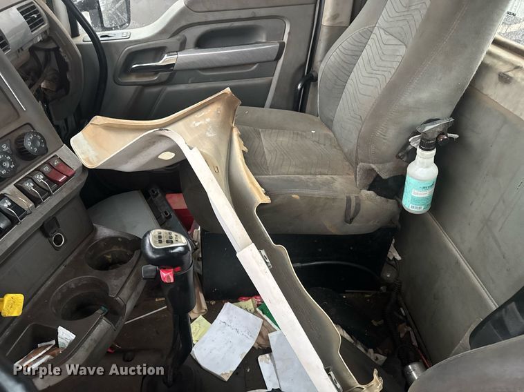 image for item YA0150 2017 Kenworth T880 semi truck