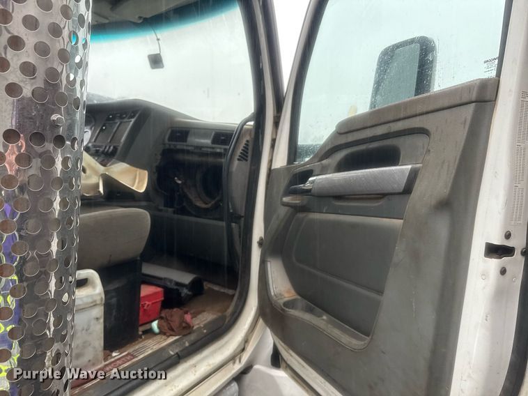 image for item YA0150 2017 Kenworth T880 semi truck