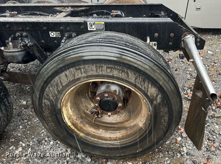 image for item YA0150 2017 Kenworth T880 semi truck