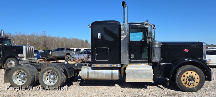 image for item YA0268 2017 Peterbilt 389 semi truck