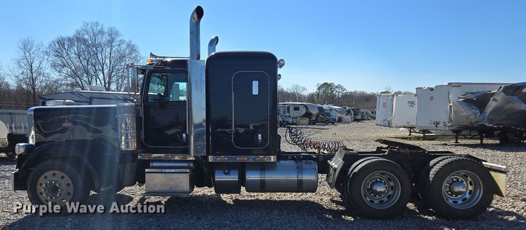 image for item YA0268 2017 Peterbilt 389 semi truck