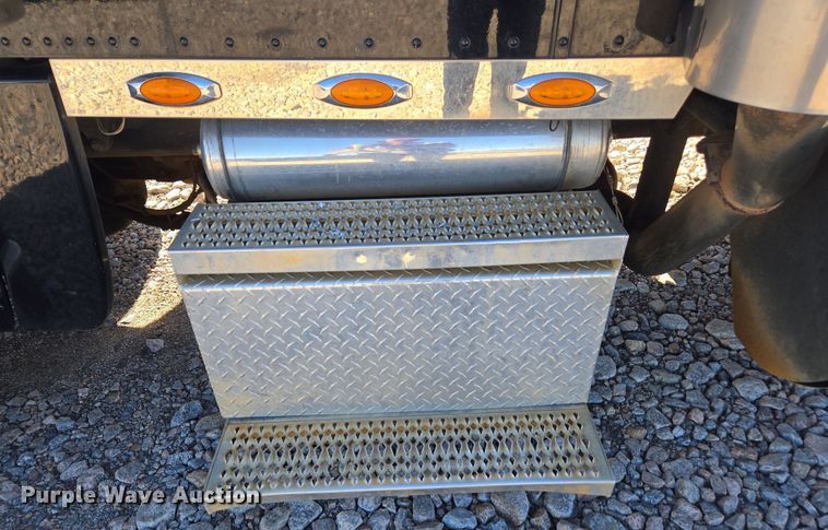 image for item YA0268 2017 Peterbilt 389 semi truck