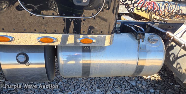 image for item YA0268 2017 Peterbilt 389 semi truck