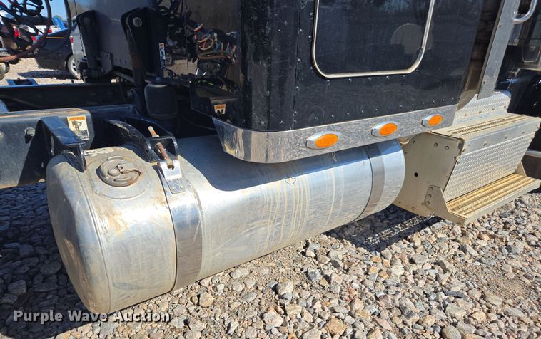 image for item YA0268 2017 Peterbilt 389 semi truck