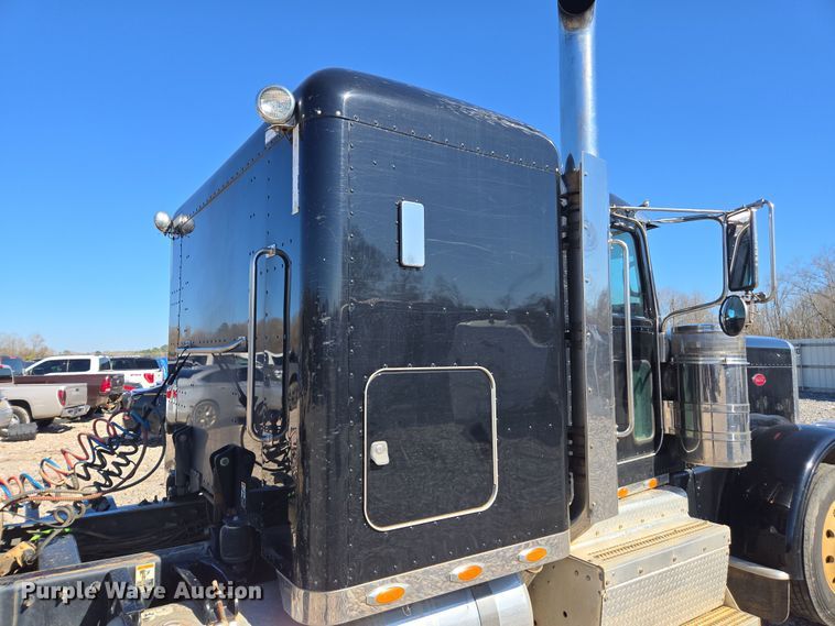 image for item YA0268 2017 Peterbilt 389 semi truck