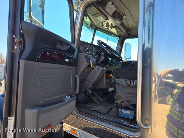 image for item YA0268 2017 Peterbilt 389 semi truck