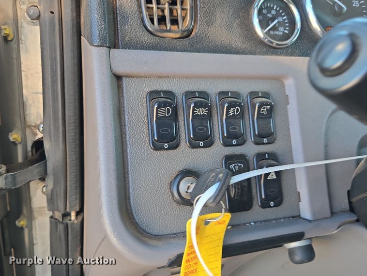 image for item YA0268 2017 Peterbilt 389 semi truck