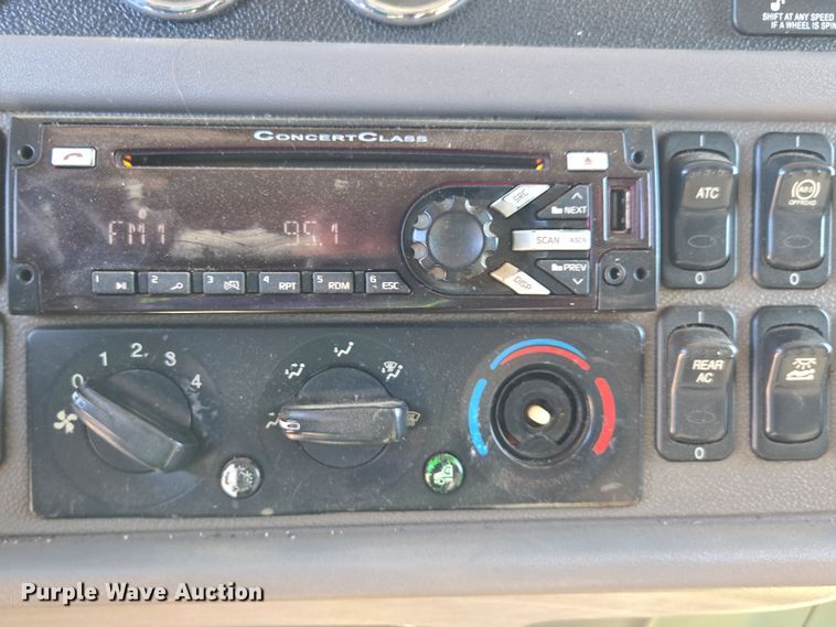 image for item YA0268 2017 Peterbilt 389 semi truck