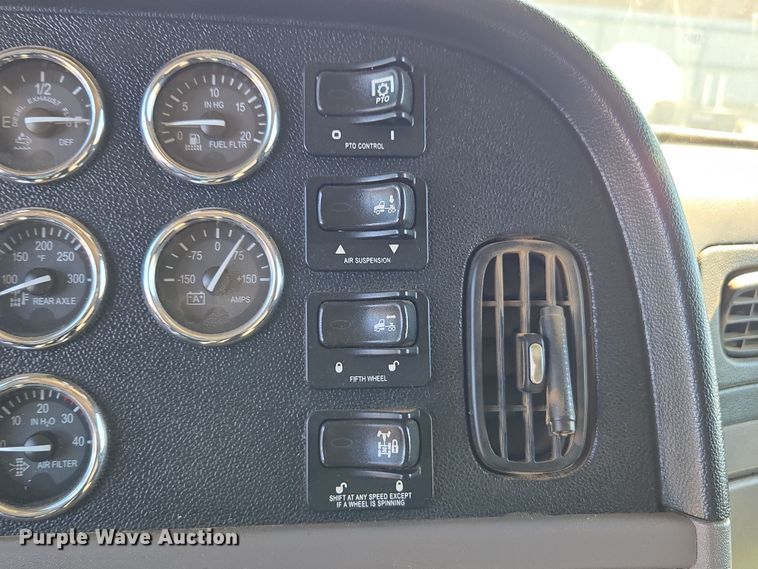 image for item YA0268 2017 Peterbilt 389 semi truck