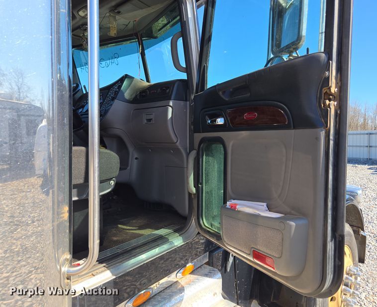 image for item YA0268 2017 Peterbilt 389 semi truck