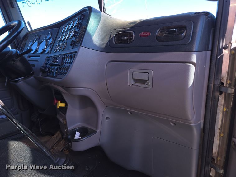 image for item YA0268 2017 Peterbilt 389 semi truck