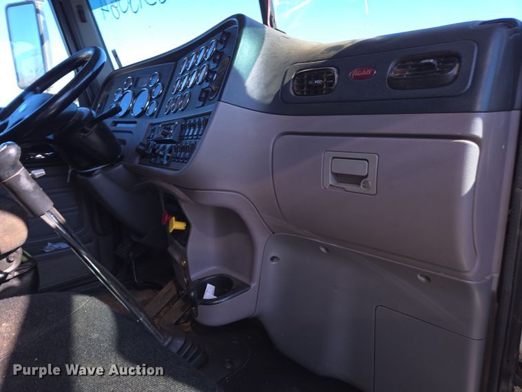 image for item YA0268 2017 Peterbilt 389 semi truck