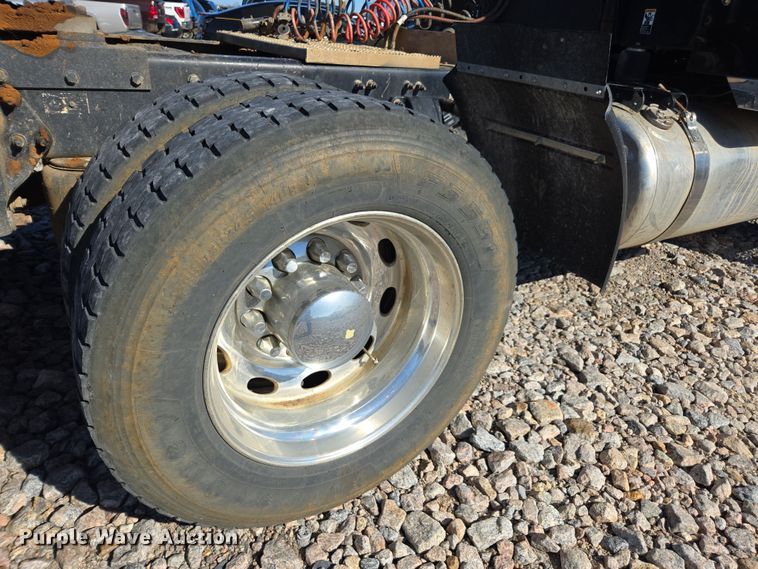 image for item YA0268 2017 Peterbilt 389 semi truck