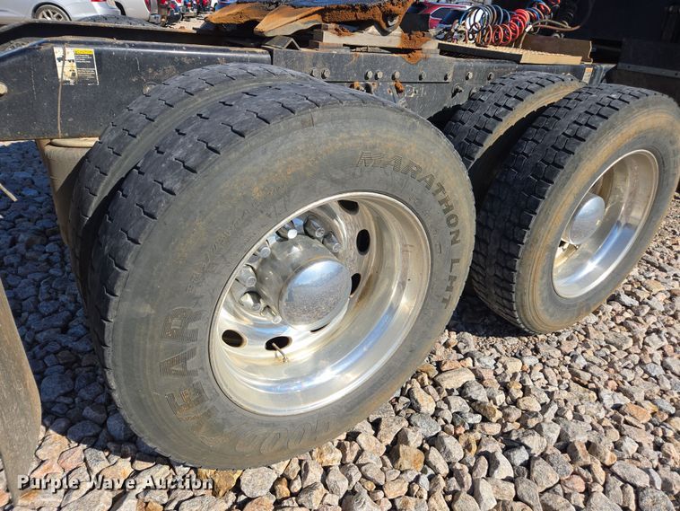 image for item YA0268 2017 Peterbilt 389 semi truck