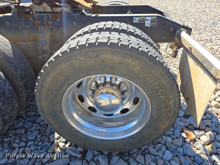 image for item YA0268 2017 Peterbilt 389 semi truck