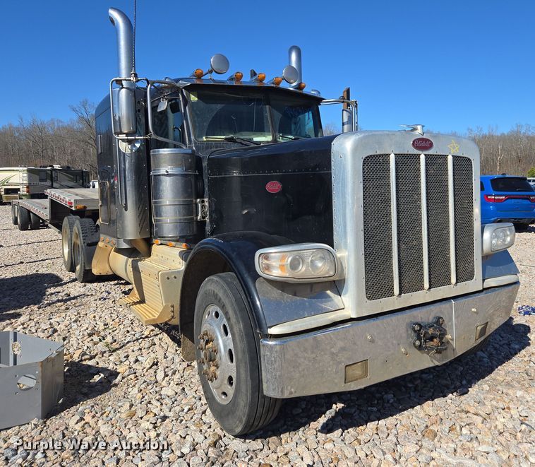 image for item YA0269 2017 Peterbilt 389 semi truck