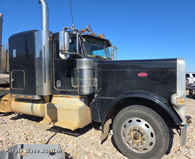 image for item YA0269 2017 Peterbilt 389 semi truck