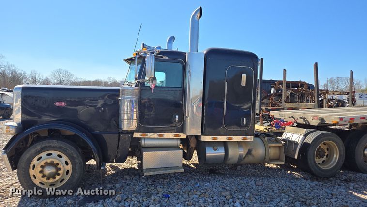 image for item YA0269 2017 Peterbilt 389 semi truck