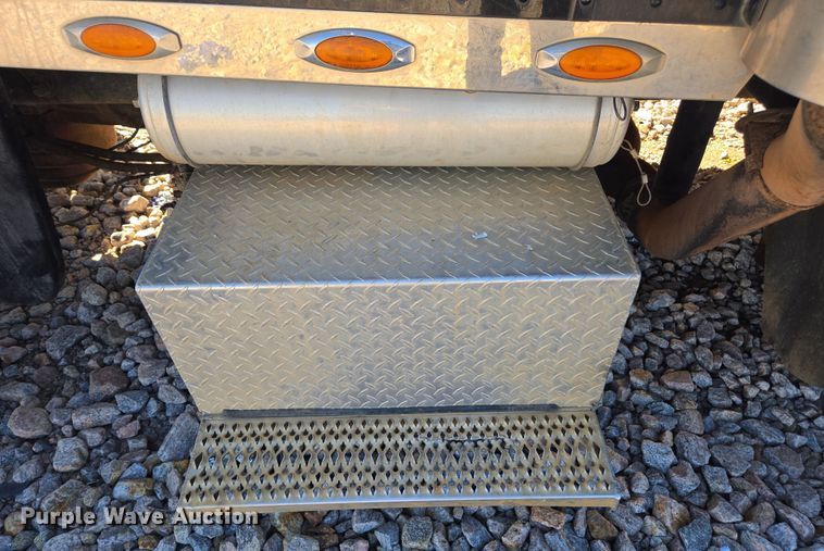 image for item YA0269 2017 Peterbilt 389 semi truck