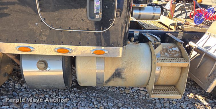 image for item YA0269 2017 Peterbilt 389 semi truck