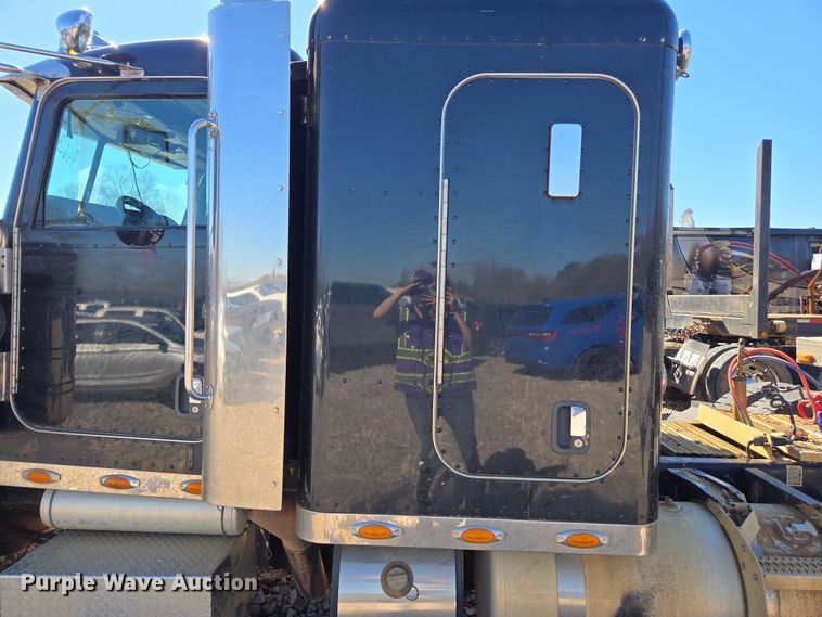 image for item YA0269 2017 Peterbilt 389 semi truck