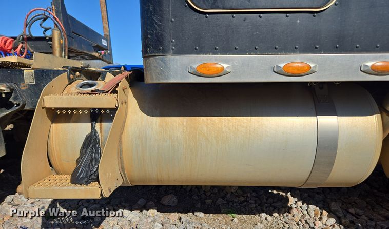 image for item YA0269 2017 Peterbilt 389 semi truck