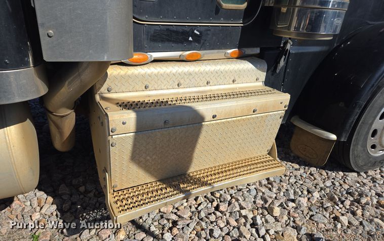 image for item YA0269 2017 Peterbilt 389 semi truck