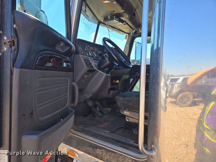 image for item YA0269 2017 Peterbilt 389 semi truck