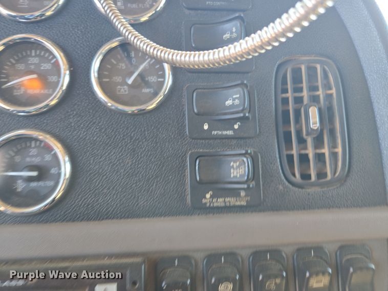 image for item YA0269 2017 Peterbilt 389 semi truck