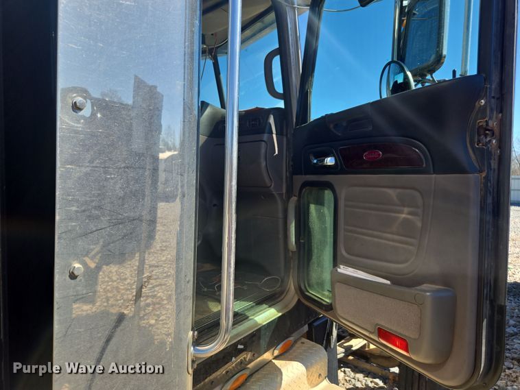 image for item YA0269 2017 Peterbilt 389 semi truck